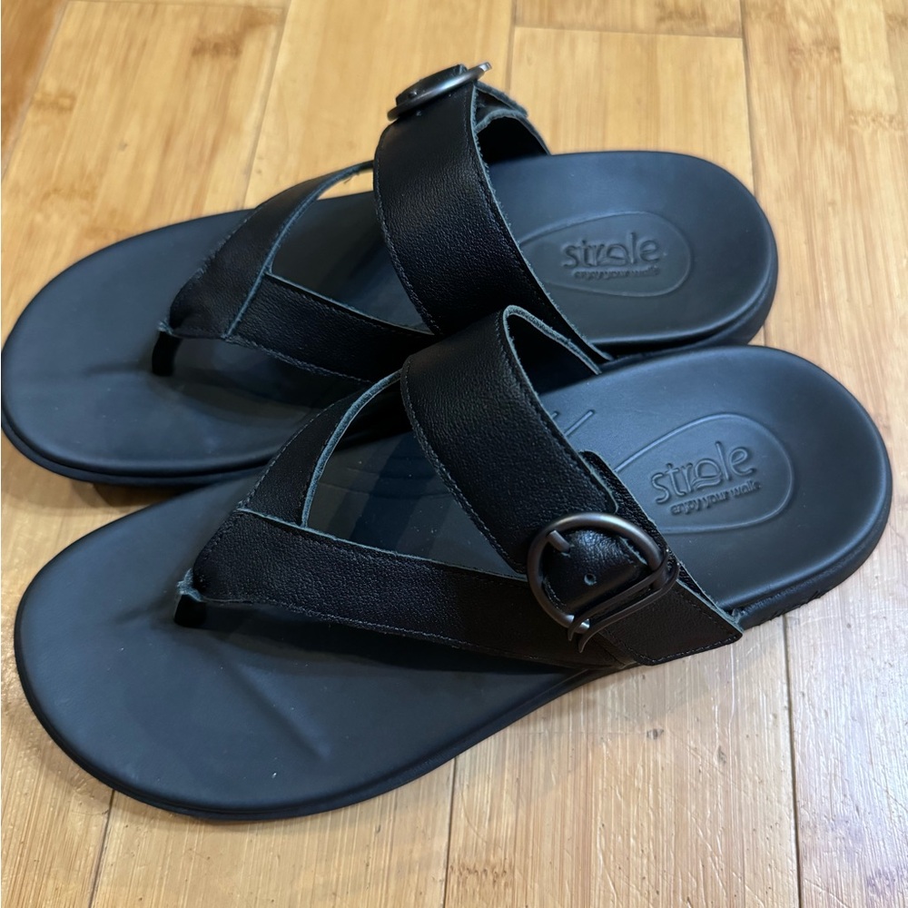 Brand new Strole Promenade thong sandals. SO COMFY!